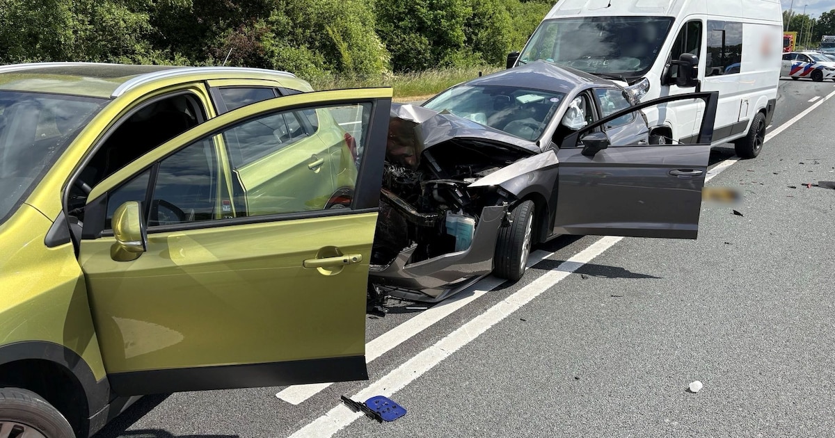 Ongeluk tussen busje en twee auto’s op A73 | Nijmegen