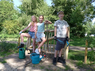 Kinderen uit Hoogland starten crowdfunding voor natuurtuin: ‘We willen niet dat bijen uitsterven’