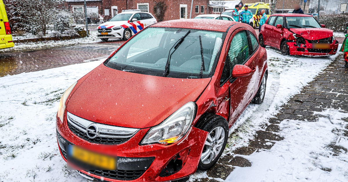 Twee auto's in botsing op De Pienhoek in Schoonebeek tijdens hevige sneeuwbui