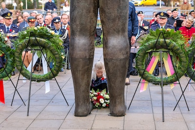 Hoe je vreugde én verdriet in brons giet: het verhaal achter dit bijzondere monument in Apeldoorn en Canada