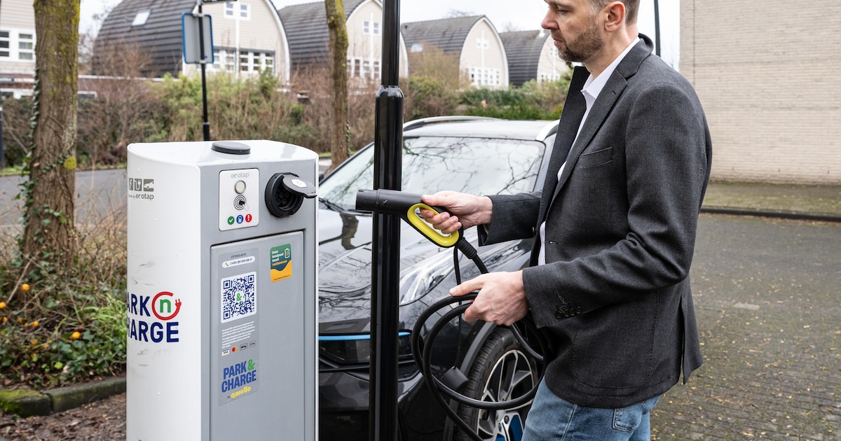 Door drukte op stroomnet duurt opladen van auto voor Sander tot diep in de nacht, dan krijgt hij ook