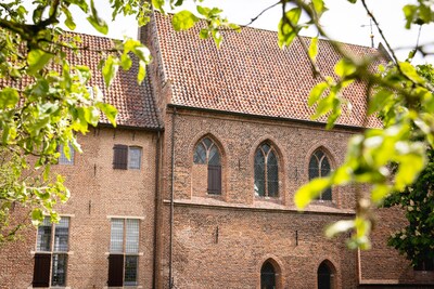 Jaarlijkse brocantemarkt in kloostertuin Elburg komt eraan