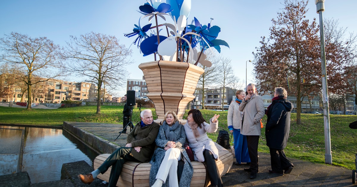 Een opvallende neus, Mary’s bloemen en nog meer koninklijks zit verstopt in deze bankjes in Apeldoor
