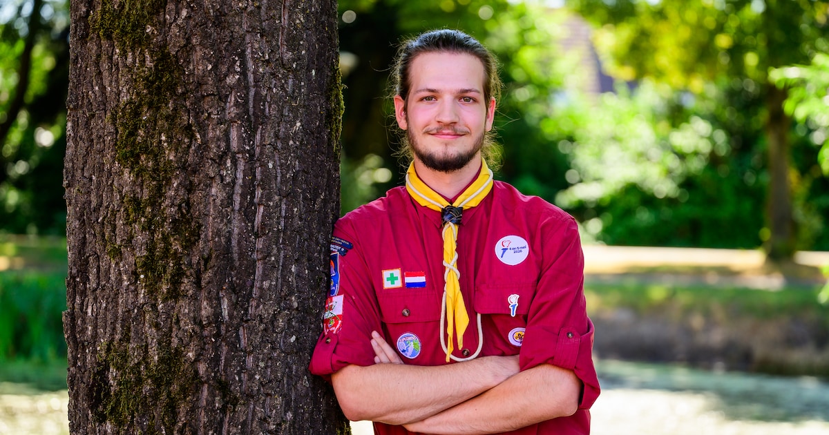 Leusdense scout Floris (18) hijst vlag tijdens Nationale Indië-herdenking: ‘Bijzonder dat ik mijn la