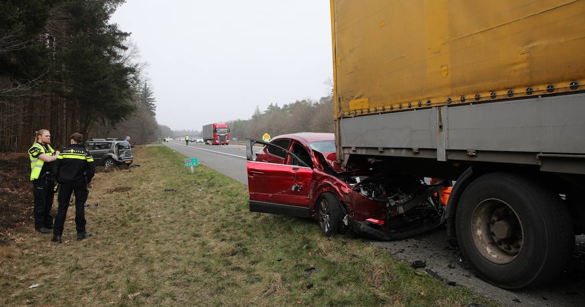 Rijstrook op A50 richting Apeldoorn dicht na ongeluk met vrachtwagen