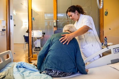 Zorgmedewerkers krijgen twee keer zo vaak psychische hulp als andere Nederlanders: ‘Meer uitputting’