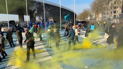 Relschoppers gooien zwaar vuurwerk en rookbommen naar klimaatactivisten: ‘Ik heb ze nog uitgenodigd 