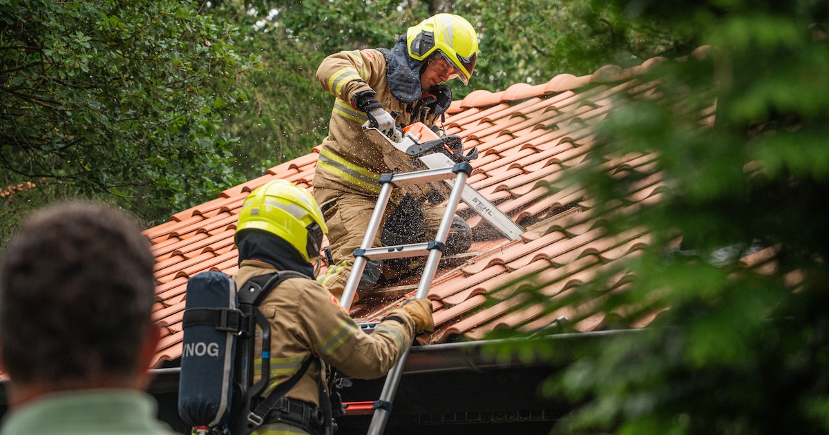 Barbecue die nog niet helemaal was afgekoeld zet woning in Ermelo in brand