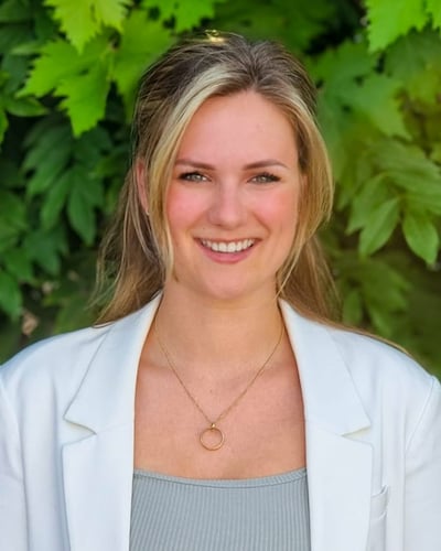 Na plotse dood van vader vindt Lindi (28) haar werk bij gemeente nog belangrijker