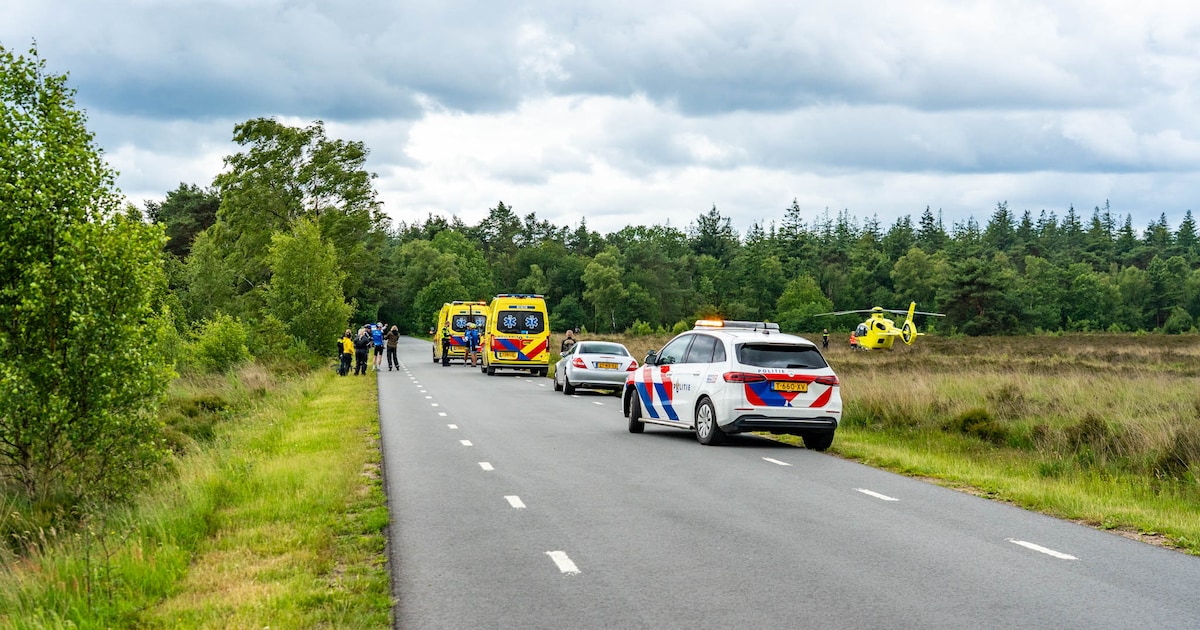Wielrenner raakt ernstig gewond door botsing met motor in Elspeet