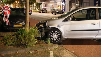 Dronkenlap (25) springt uit auto na achtervolging en ziet zijn voertuig tegen boom crashen