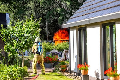 Schuur aan Huizingbrinkweg in Emmen gaat in vlammen op