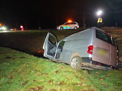 Bestelbusje in sloot terecht gekomen na uitwijkmanoeuvre in Rietmolen