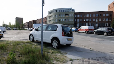‘Dramatisch’, ‘rotzooi’ en ‘kansloos’: parkeren is voor bewoners Almere Poort een groot probleem