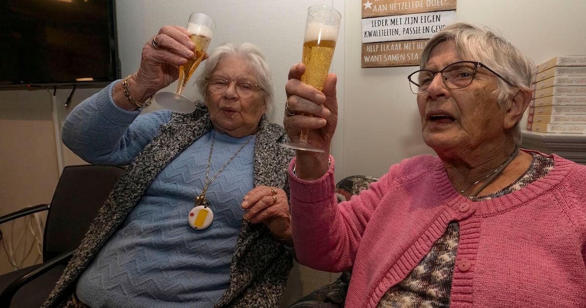 Gerda (89) en zus Rikie (85) proosten al om zeven uur op nieuwjaar: ‘Gelukkig nieuwjaar, zus!’