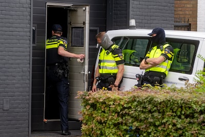 Grondstoffen voor drugs aangetroffen in bedrijfspand in Deventer: politie houdt verdachte aan
