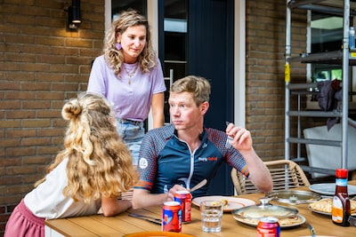 Ritger (35) fietst ‘unieke prestatie’ na moeizame geboorte van zijn nichtje: ‘Hij wilde iets terugdoen’