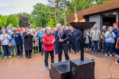 Han (76) draagt het bevrijdingsvuur op de plek van een van de donkerste oorlogsverhalen van Apeldoor