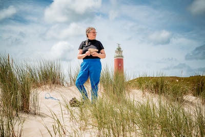 Amersfoortse Maria maakt op Texel de mooiste dingen van de ‘schitterende rotzooi’ die ze bijeen jut