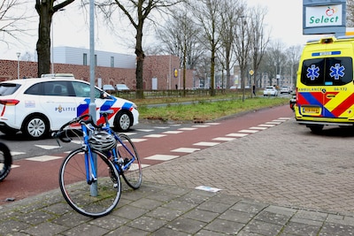 Wielrenner na aanrijding in Deventer naar het ziekenhuis