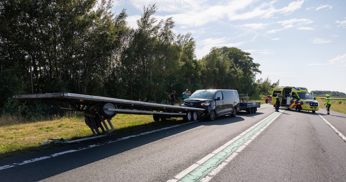Twee busjes botsen achterop elkaar op N36 bij Stegeren