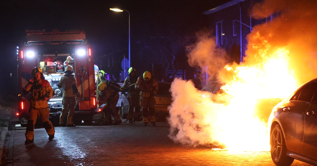 Twee auto’s beschadigd door brand in Putmanstraat Deventer