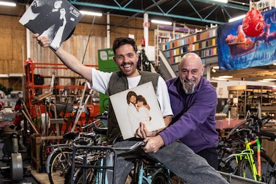 Deze Deventer dj bouwt een feestje op een bijzondere plek: ‘Dansen tussen tweedehands parels’