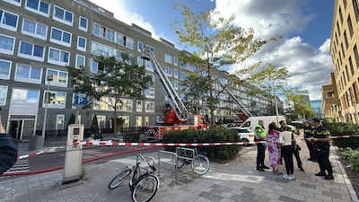 Brand in flatgebouw aan De Leeuw van Vlaanderenstraat in Amsterdam
