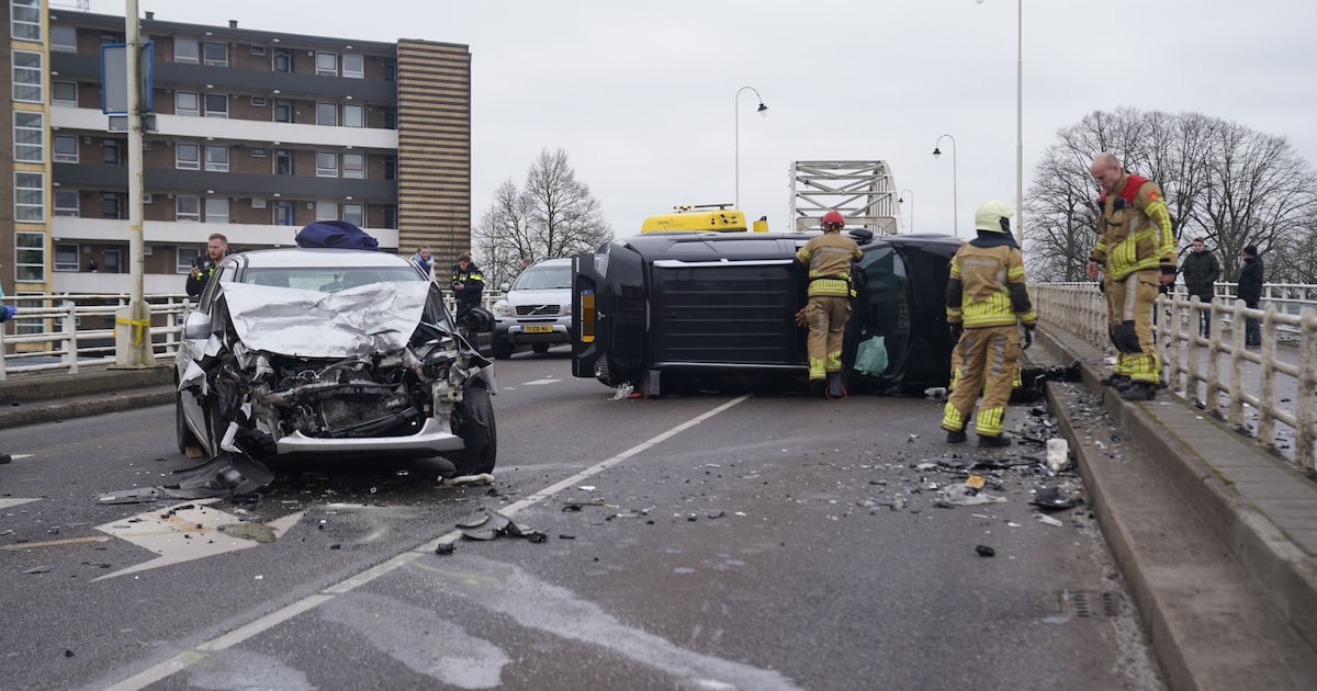 Harde botsing in Deventer: brug naar centrum afgesloten