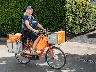 Postbezorger Wendela (50) heeft ook oog voor bewoners: ‘Als iemand veel kaarten ontvangt omdat hij z