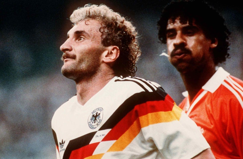 frank-rijkaard-spuugt-naar-rudi-voller