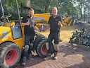 Ezra van de Zedde (links) en Ronald Kragt uit Wezep zijn Nederlands kampioen straatmaken. Ze wonnen onder meer een gouden straathamer.