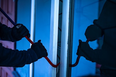 Vrouwen op heterdaad betrapt die met inbrekersgereedschap appartementencomplex in Barneveld binnendr
