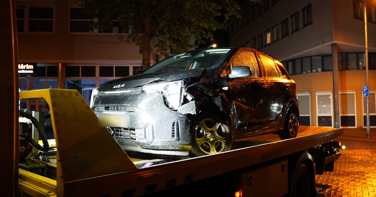 Bestuurder slaat op de vlucht na aanrijding in Apeldoorn, even later treft politie lege auto aan lan
