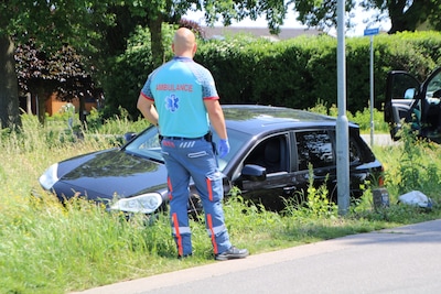 Auto belandt naast de weg na botsing in Kootwijkerbroek