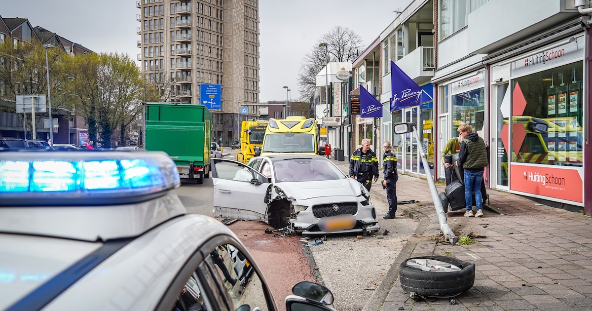 Gewonde en ravage na botsing op de Weerdingerstraat in Emmen