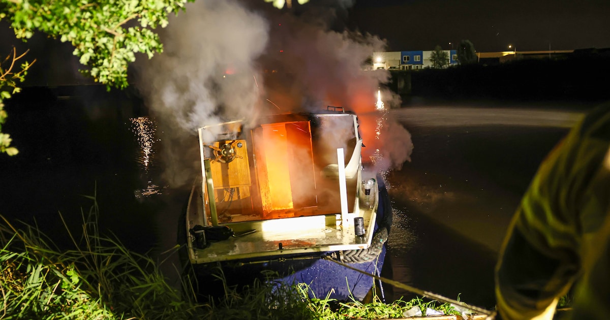 Grote vlammen in boot aan Urkerweg in Urk