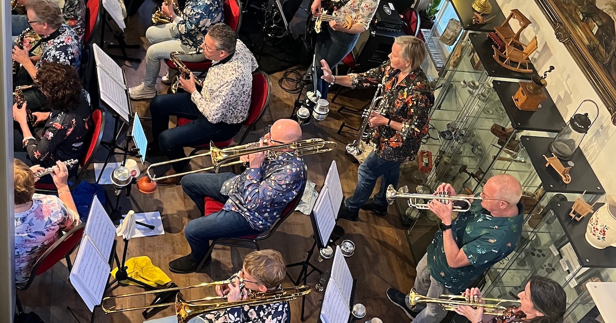 Basisschoolkinderen op het podium met bigband