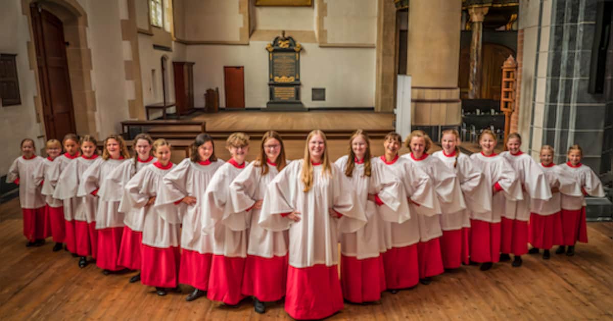 Kruisbasiliek in Raalte decor van feestelijke evensong met Drentse en Engelse meisjeskoren