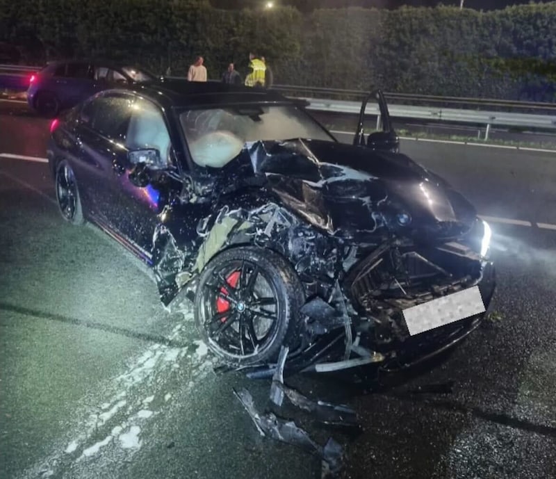 Van de auto van de verdachte is weinig meer over.