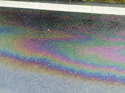 Pas op, spekglad op de weg: blijkt geen gesmolten asfalt, maar oliespoor