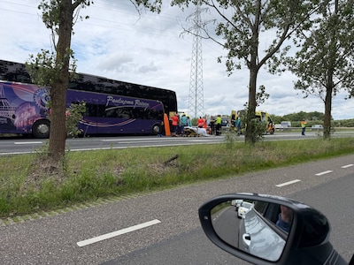Zwaar ongeval op de N36 met touringcar: een persoon overleden