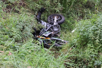 Brommerrijder belandt in sloot na botsing met auto op Barneveldseweg in Nijkerk