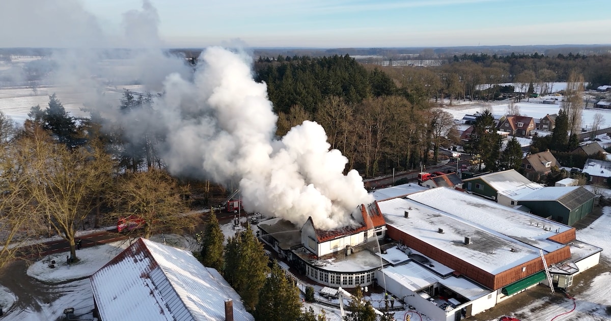 Experts onderzoeken brand in zalencentrum, waarvan de eigenaar in Turkije woont: ‘Penetrante gasluch