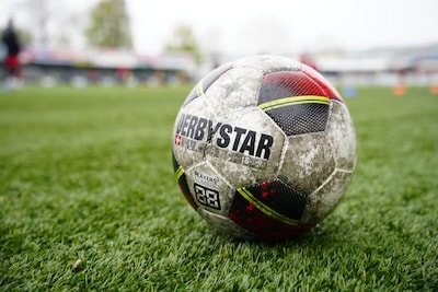 ?Sinds het WK gaande is regent het ballen over onze schutting