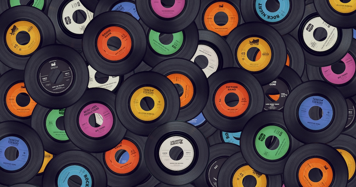 Een bank, drie kleuterstoeltjes en verschillende lp’s: het is gratis op te halen