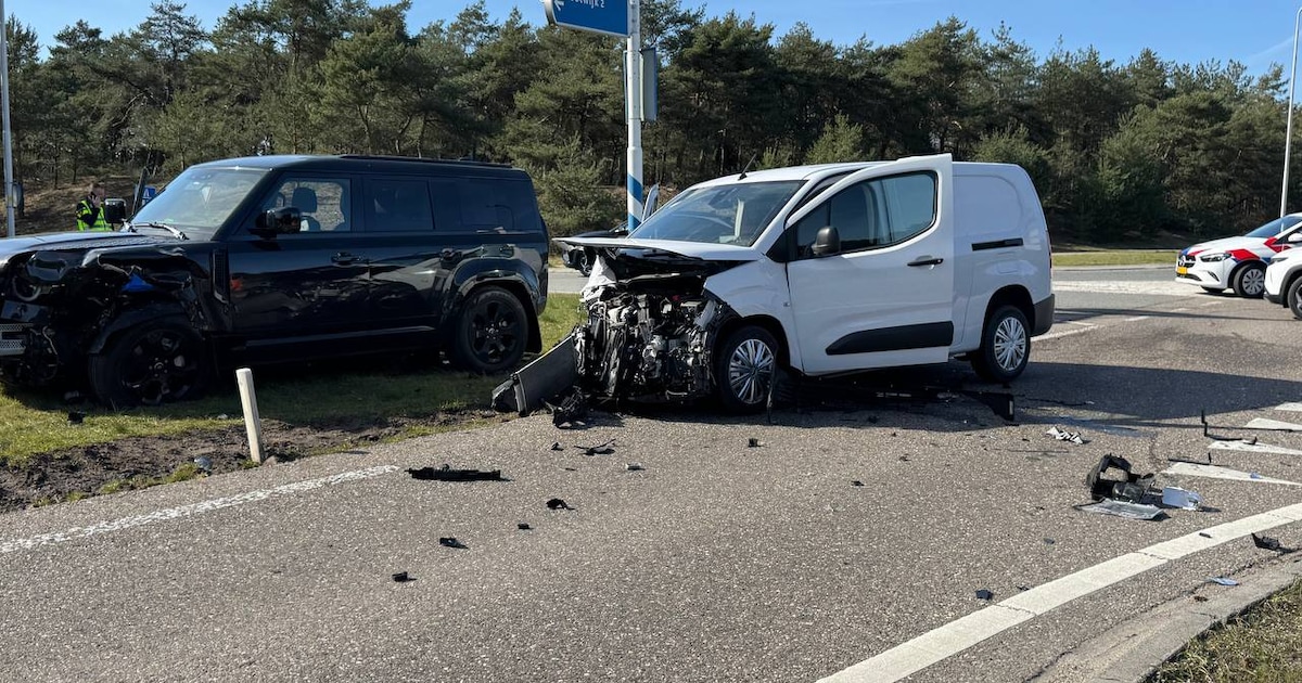 Veel schade na botsing tussen auto's in Uddel