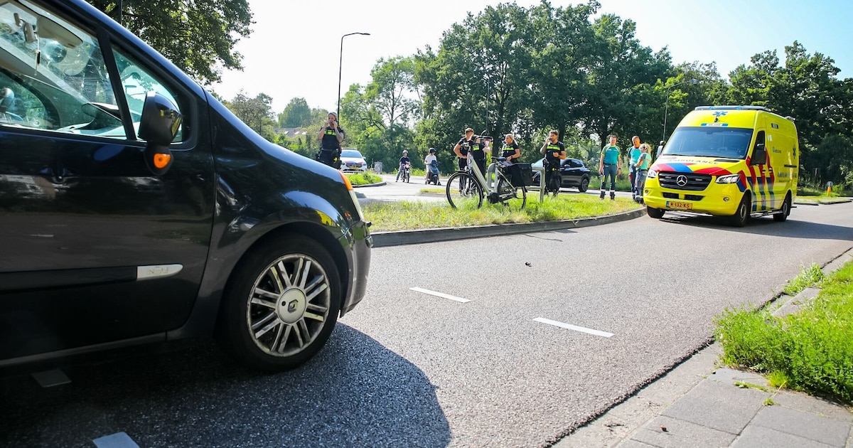 Fietser gaat onderuit bij aanrijding met auto en raakt gewond in Apeldoorn.