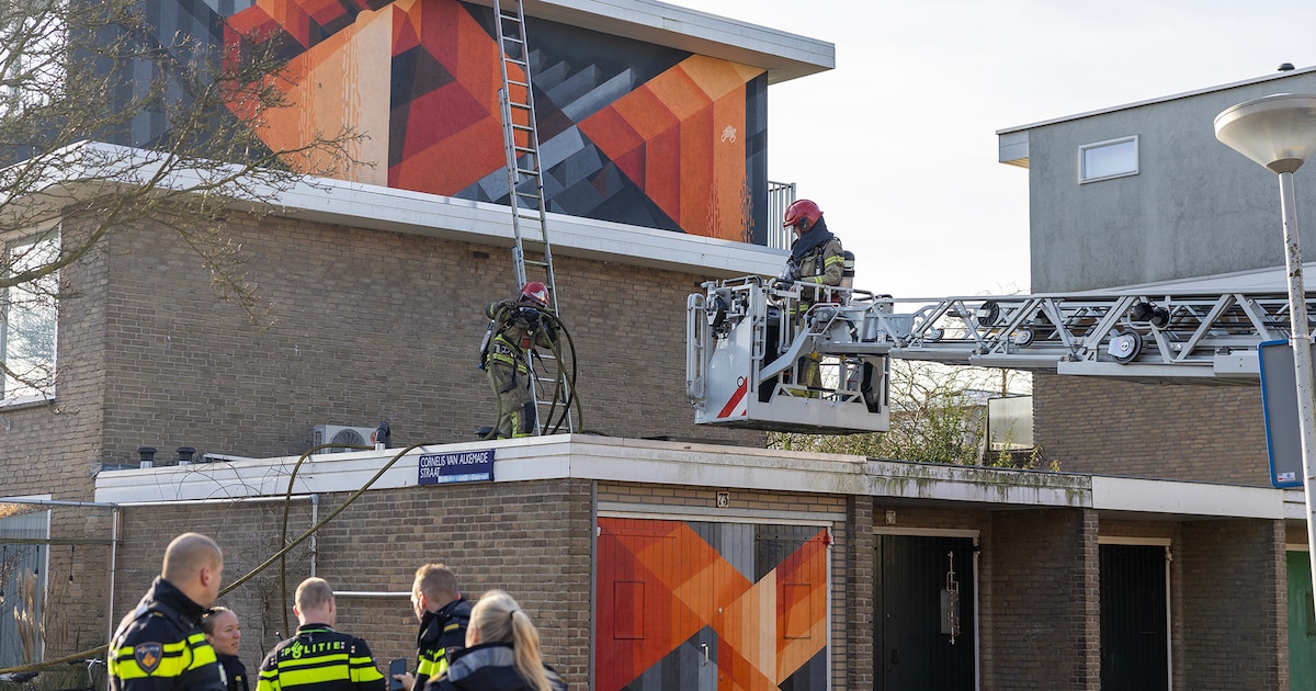 Brand in dak van woning op Cornelis van Alkemadestraat in Amsterdam