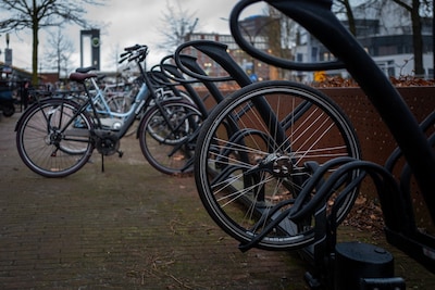 Truc met kettingslot bij station Almelo, maar Lotte’s vader verstoort sluw plan met slijptol